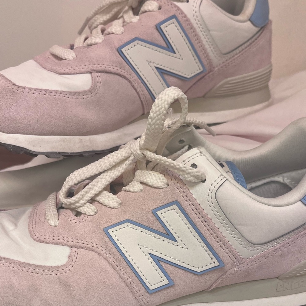 Women’s blue and pink new balance sneakers